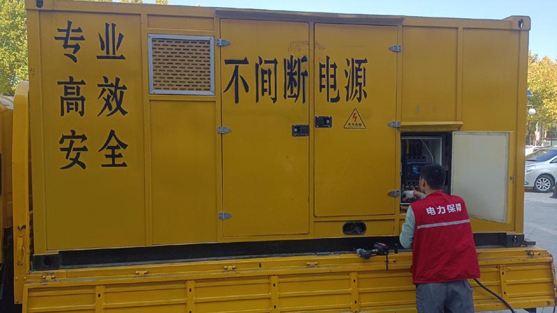 大英柴油发电机组和UPS电源配合使用时，如何避免切换过程中的电力中断？